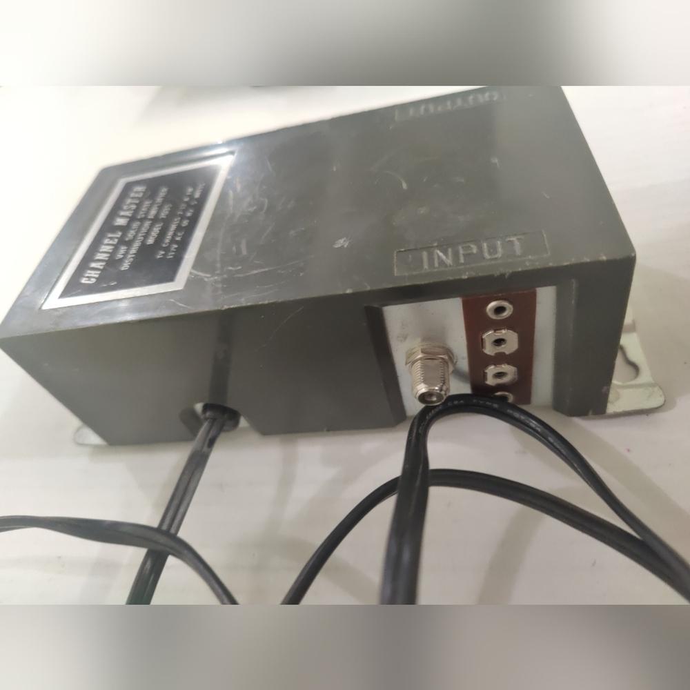 Channel Master Model 7035 VHF Solid State Distribution Amplifier TV Ch 2-13 & FM - Picture 2 of 4